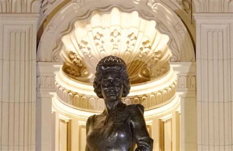 new statue of queen elizabeth